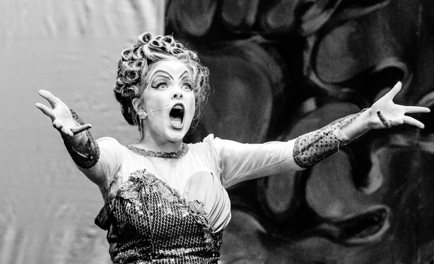 Singing actress